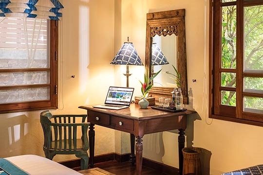 King guest room 2 desk features